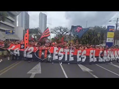 "CARAVANA ROJINEGRA EN LA GRAN FINAL" Barra: La 12 &bull; Club: Alajuelense &bull; País: Costa Rica