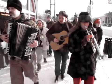 Vagabond Opera Parades Through Traverse City!