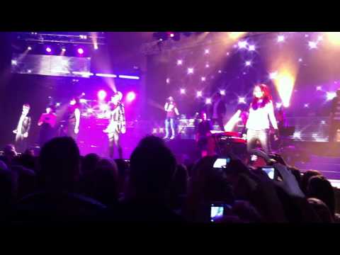 Idolturnén öppningsnummer. (apieceofsisters.se)