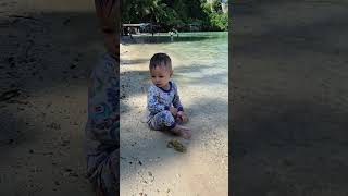 Adik ibrahim bermain pasir di pantai kaluku