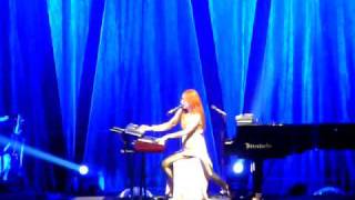 Abnormally attracted to sin - Tori Amos - Berlin 2009
