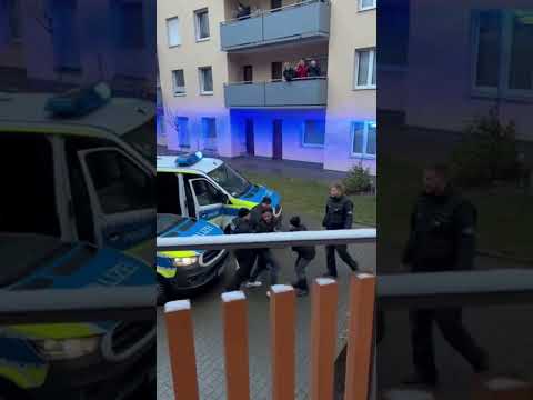 POLIZEI EINSATZ VOR HAUS – ANWOHNER WIRD MITGENOMMEN (ESKALATION) 😳🚔 | #shorts