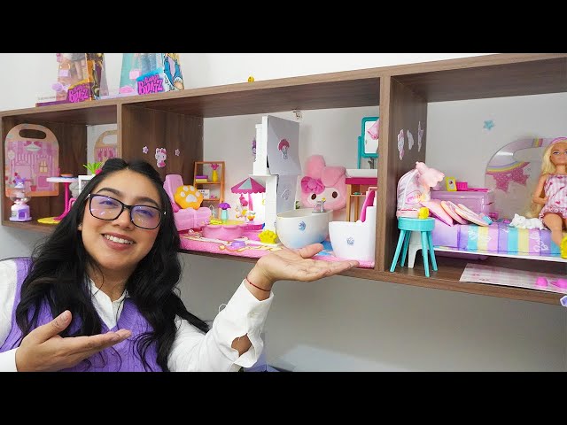 Vídeo relacionado con Casa de Muñecas Maleta con Muebles en Miniatura, Casa Miniatura con 2 Muñecas Flexibles, Dormitorio y Muebles de Cocina, Juguete Regalo para Niños y Niñas a Partir de 3 Años