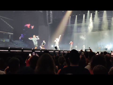 Zetak canta Entre Carn I Os con Marala en el gran concierto Mitoaroa del Nafarroa Arena