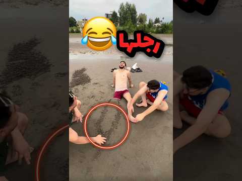 كأنو قاعدين يحكو نكته على خويه ومضحك وسوه له حركة خلى يضحك اجباري شوفو😂صدمه