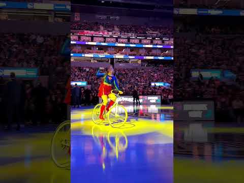 #Supergirl at @warriors #halftime 😳 you must watch #shorts