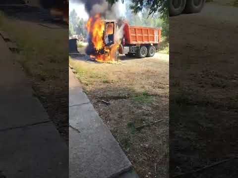 Ataque incendiario en La Araucanía: Desconocidos queman dos camiones municipales en Ercilla
