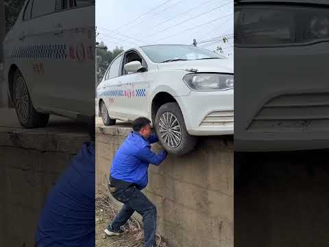 A Car Wheel Falls Off A Curb; An Experienced Driver Teaches You How To Quickly Save Yourself