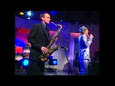 Jeff Duff singing Frank Sinatra's "My Way" his way on GMA with Bert Newtown