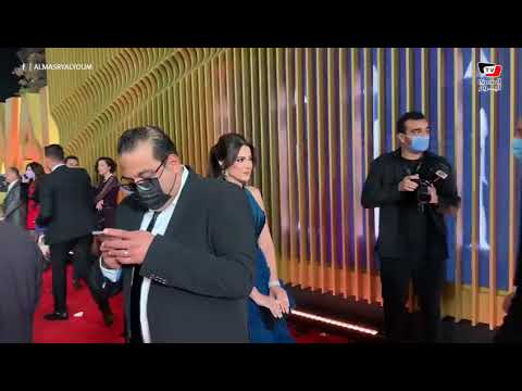 الفنانة درة ترفض التقاط الصور مع المعجبين في مهرجان القاهرة السينمائي الفنانة درة ترفض التقاط الصور مع المعجبين في مهرجان القاهرة السينمائي