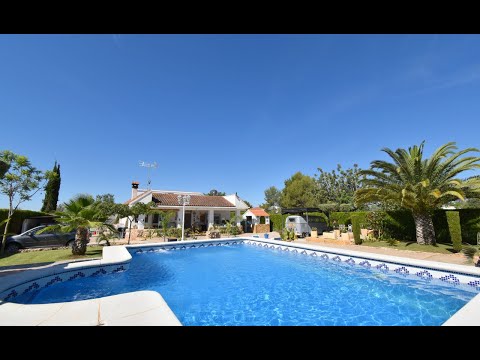 €187,500 - 4-bedroom, 1-bathroom villa set on a beautiful plot with a great pool near Llíria.