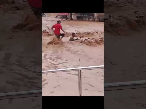 🌊😱🚨Em novotriunfo no estado da #Bahia , uma forte correnteza de água derrubou um motociclista!!!