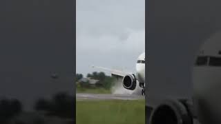 Download lagu This batavia air boeing 737 lands with people walking close the runway | #shorts mp3