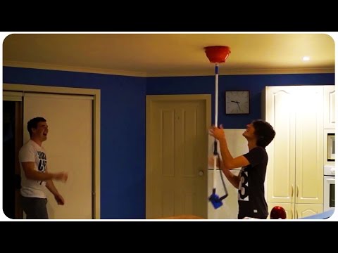 男はウォーターボウルの天井の悪ふざけが裏目に出たときに浸されて取得します (Guy Gets Drenched When Water Bowl Ceiling Prank Backfires!)