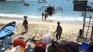 2014-05-26 Offloading goods, Lembongan