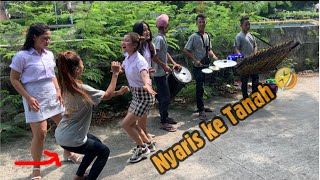 Download lagu Ngilu 🤭 hampir sampe tanah goyangnya - kolab angklung ft daramanis cece Diana  - kau yang ku puja mp3