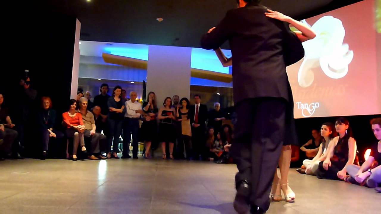 4 La Milonga del Patio presenta a Aurora Lubiz y Luciano Bastos- Al verla pasar