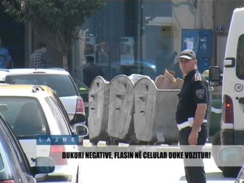 DUKURI NEGATIVE, FLACIN NË CELULAR DUKE VOZITUR!