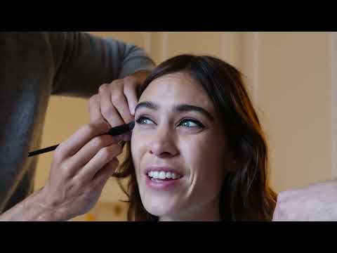 Alexa Chung makeup with a new look💇