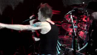 Die Toten Hosen - Weihnachtsmann vom Dach (15.12.2017 in Max-Schmeling-Halle, Berlin)