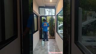 ประตูบานเลื่อนแบ่งสามอิสระพร้อมช่องแสงบน