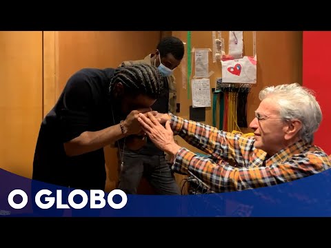 Caetano vai às lágrimas com versão de Xande de Pilares para 'Gente'