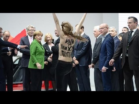 FEMEN zeigen Putin und Merkel in Hannover, was Sache ist.