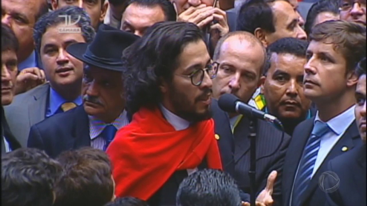 Câmara decide punir deputado Jean Wyllys por cuspir em Bolsonaro