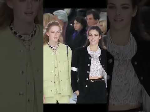 Rianne Vanrompaey and Vittoria Ceretti open Chanel fall winter 2020. What a perfect pair 🔥🥰😍