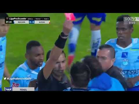 Árbitro apanha no Equador!