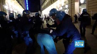Torino, la carica della polizia dopo il lancio di bottiglie: sparati lacrimogeni