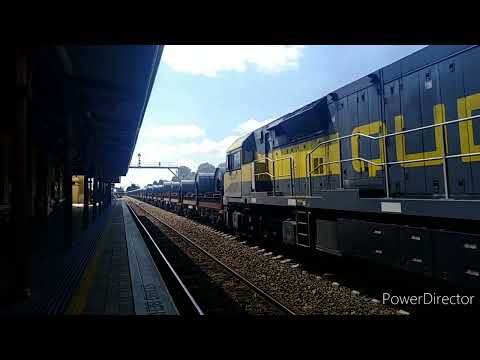 QL008, QL005 & QL009 on a loaded Qube steel train thru Wagga (31/1/22)