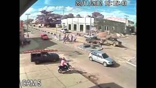 preview picture of video 'Acidentes na rotatória da Avenida Brasil'