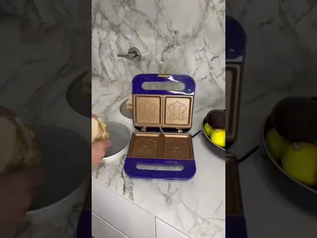 Vídeo relacionado con Stor SANDWICHERA MULTIPLE HARRY POTTER SCHOOL SHIELDS
