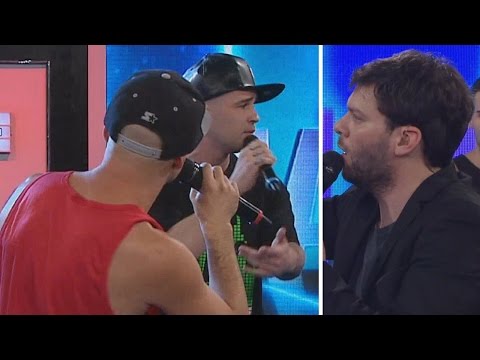 ¡Tensión! Dos raperos dieron batalla y casi se agarran a las trompadas