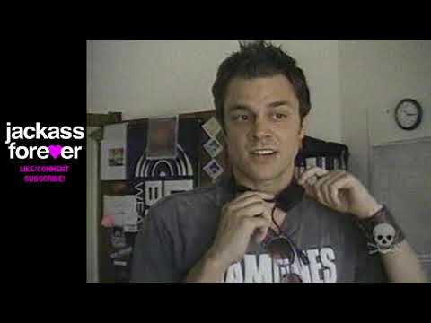 Johnny Knoxville Try's Shock Collar with Jeff Tremaine