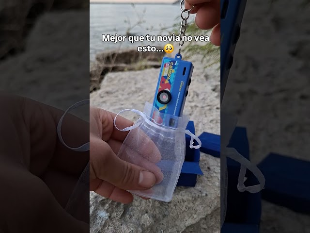 Vídeo relacionado con Framan Llavero Claqueta de Cine - Portafotos de Metacrilato 6,5x7cm - Marco para Foto 5x5cm - Accesorio Cinematográfico - Regalo Original para Amantes del Cine