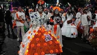 Mexiko: spektakulärer Catrina-Umzug lässt die Toten lebendig werden