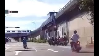 【車禍影片】真的是硬要...（2023.08.29 新北市永和區光復街水門口