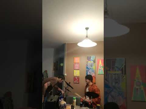 une batterie électronique, un ampli de 30w, de la 8.6 et deux cons