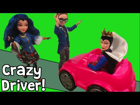 Evil Queen Wants Evie to Kiss Frog Ben! Descendants Doll Story Part 1 Wicked World Disney