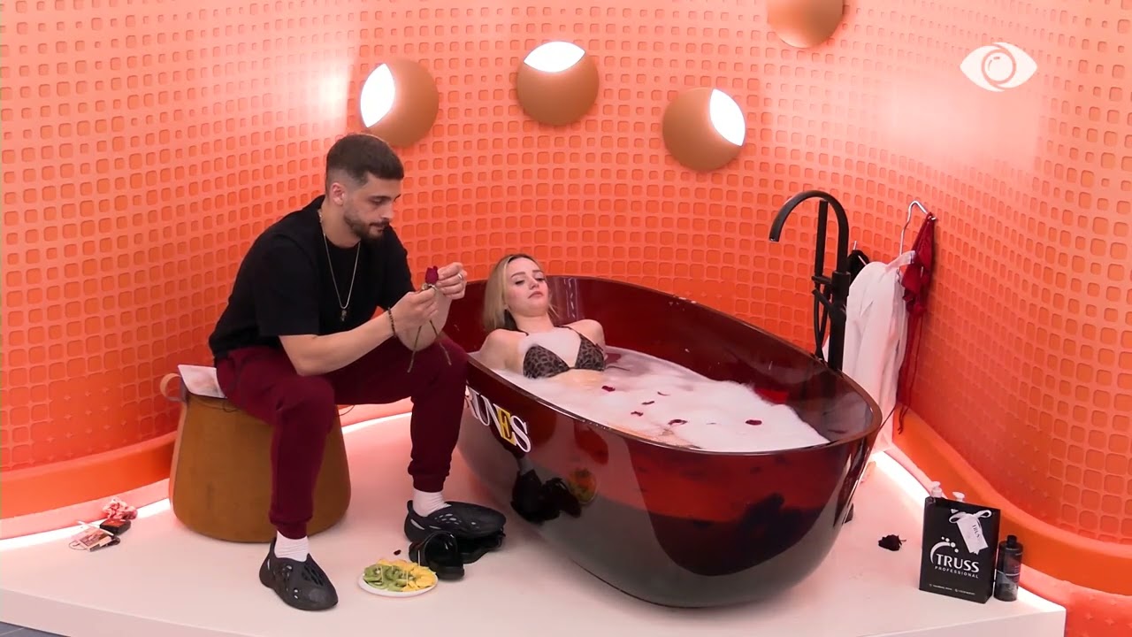 Selin lahet në vaskë, Gimbo i hedh trëndafila: Më do, s'më do