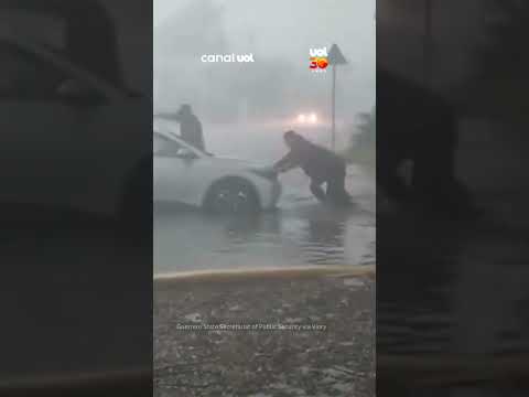 Chuva torrencial do furacão Simon arrasta carros e deixa feridos em Acapulco, no México
