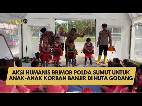 AKSI HUMANIS BRIMOB POLDA SUMUT UNTUK ANAK-ANAK KORBAN BANJIR DI HUTA GODANG
