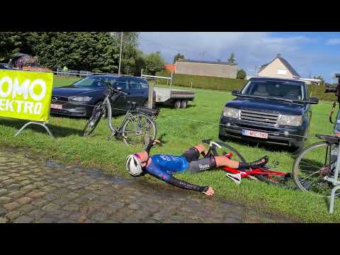 GP Rik Van Looy doortocht  kasseien Wiekevorst : kleine valpartij - 17/09/2022 - NNieuws 4K