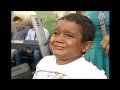 CURADO DE UM TUMOR MENINO EMOCIONA MULTIDÃO