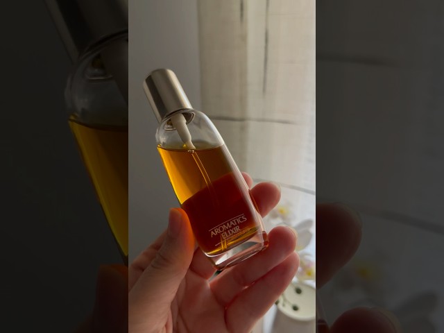Vídeo relacionado con AROMATICS ELIXIR by Clinique Eau De Parfum Spray 3.4 oz
