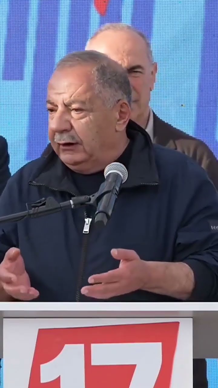 Երկու տարբերակ կա. կա՛մ էս մարդը պետական դավաճան է ու թշնամուն ինֆորմացիա է տվել, կա՛մ ապուշ է