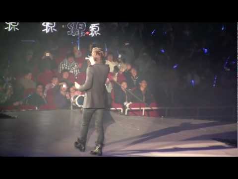 [FanCam][HQ] 012310 Super Show 2 Beijing - Siwon's Solo - Who I Am (23)