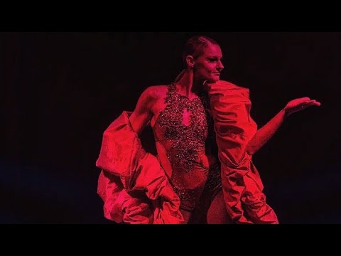 Award winning Hula-Hoop act Alexandra Malter 2025